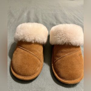 Nuknuuk women’s slippers NWOT